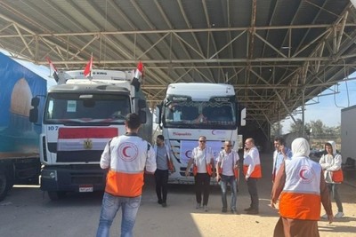 The first humanitarian aid enters the Gaza Strip