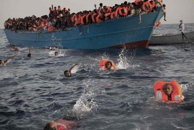 More than a thousand African immigrants arrive in Spain