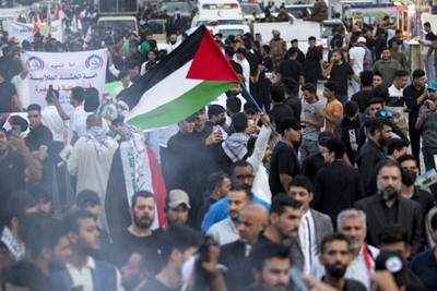 Thousands of Iraqis gather on the Jordanian border in solidarity with the Palestinians
