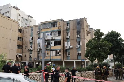 Haaretz: в Тель-Авиве ракета попала в жилое здание, пострадали три человека