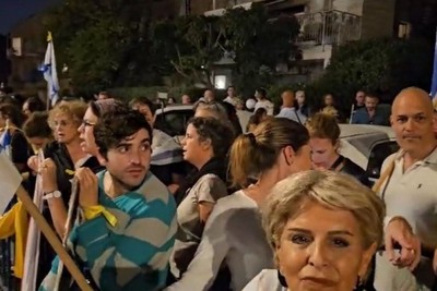 Families of Zionist prisoners demonstrated in front of Netanyahu's house