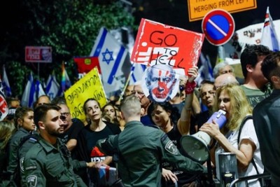 Demonstrations against Netanyahu in Tel Aviv escalate into clashes with police
