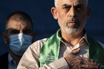 السنوار التقى أسرى إسرائيليين أفرجت عنهم المقاومة مؤخرا