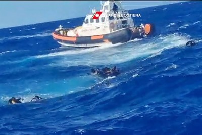 The Moroccan Navy rescues 56 illegal immigrants