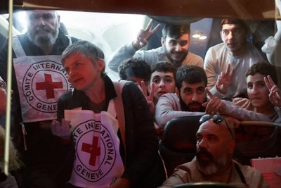 30 Palestinian prisoners freed in hostage exchange deal