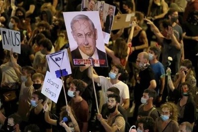 Families of Israeli Prisoners Go on Mass Strike in Front of the Zionist Regime's Ministry of War