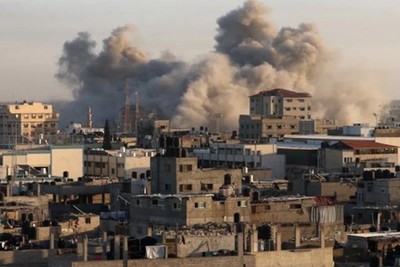 24 شهيداً في غارات إسرائيلية على خان يونس وجيش الاحتلال يأمر بإخلاء منطقة واسعة من المدينة