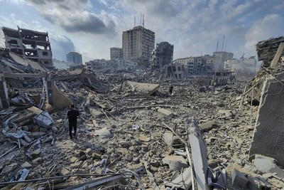 نخبه ها، زیر آوار