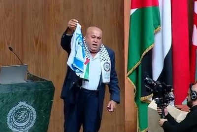 A Jordanian MP burned the flag of the Zionist regime in the Arab League parliament