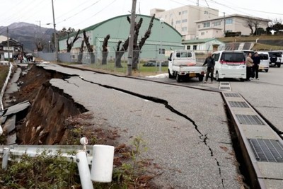 Strong M7.6 earthquake in Noto, Ishikawa Prefecture, collapses buildings and cracks roads