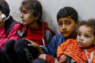 Palestinian women and Children evacuate to Nasser Hospital in Gaza Khan Younis