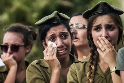 إعلام إسرائيلي: مجندات يدعين أمراضاً نفسية تهرباً من الخدمة.. و"الجيش" يهدّد بسجنهنّ