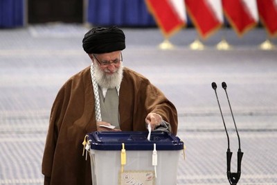 مراكز الاقتراع تفتح أبوابها أمام الناخبين الإيرانيين.. والسيد خامنئي يدلي بصوته