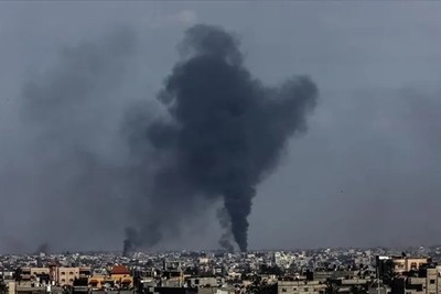 الاحتلال يستهدف المنازل المأهولة في قطاع غزة ويواصل حرب التجويع