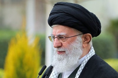 قائد الثورة الإسلامية يغرس شتلة زيتون تكريماً لمقاومة الشعب الفلسطيني