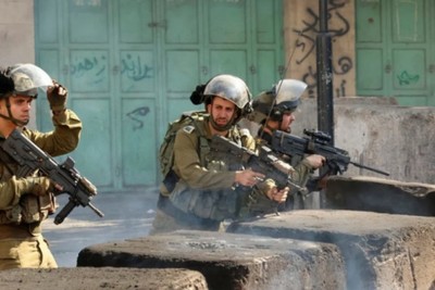 Zionists again fired at Palestinians waiting for help