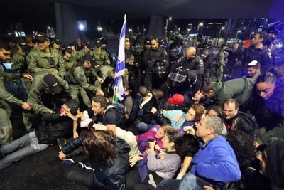 Haaretz: полиция Израиля задержала 16 участников антиправительственных протестов