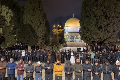 متحدّين إجراءات العدو.. آلاف المصلين يؤدون الصلاة في المسجد الأقصى
