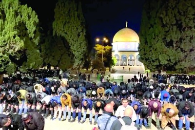 الآلاف يؤدون صلاة الفجر في رحاب المسجد الأقصى المبارك