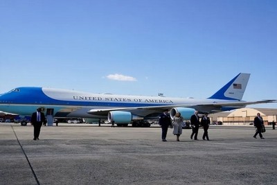 The White House complains, journalists are stealing the instruments of the president's plane
