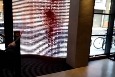 مسيرة شبابية وطلاء مقر حزب العمال البريطاني في لندن بالأحمر للتنديد بالعدوان الإسرائيلي على غزة