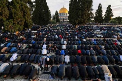 رغم تشديدات الاحتلال.. آلاف الفلسطينيين يؤدون صلاة عيد الفطر في الاقصى