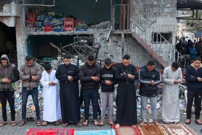 Gazan Muslims pray Eid prayer on rubble, thousands pray Eid in al Aqsa Mosque