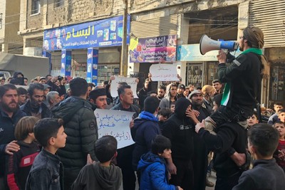 سوريا: الجولاني يصعّد ضد المتظاهرين ويشن حملة اعتقالات واسعة في ريفي إدلب وحلب