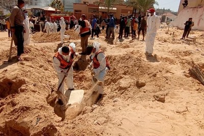 انتشال جثامين 50 شهيدًا دفنهم الاحتلال الإسرائيلي جماعيًّا بمستشفى ناصر