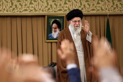قائد الثورة الإسلامیة: من المستحیل ان تخضع ایران للعقوبات