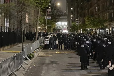 Полиция Нью-Йорка во вторник арестовала около 300 протестующих студентов