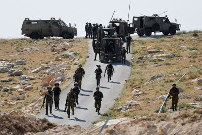 قوات الاحتلال تعتقل امرأة و 14 فلسطيني في الضفة الغربية