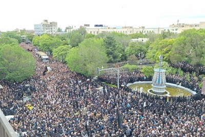 تشييع جثمان آية الله رئيسي ورفاقه في تبريز بحضور شعبي مهيب