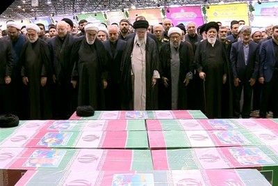 امام خامنه‌ای بر پیکر رئیس‌جمهور و همراهانش نماز اقامه کردند