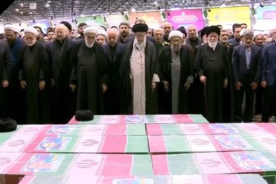 قائد الثورة يقيم صلاة الميت على جثامين شهداء الخدمة