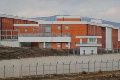 What is behind the decision to transfer prisoners from Denmark to Kosovo