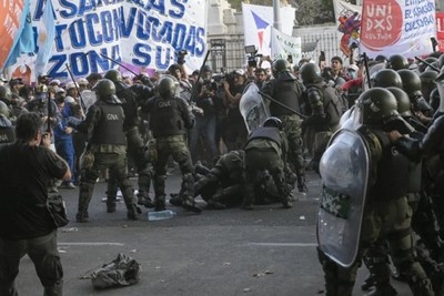 Argentine police confront anti-reform protesters