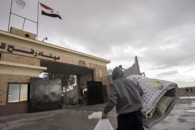 Израильские военные подожгли зал ожидания на КПП "Рафах" в секторе Газа