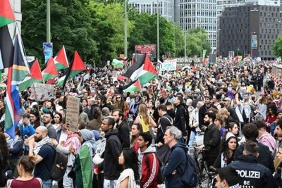 صدامات بين الشرطة ومتظاهرين خلال مسيرة لدعم فلسطين في برلين