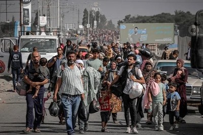 الصليب الأحمر يطالب بحماية المدنيين في غزة.. "السكان عالقون في النزوح"