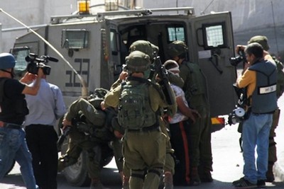 قوات الاحتلال تعتقل 12 فلسطينيا بينهم إمراة في الضفة