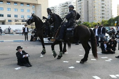 احتجاجاً على استدعاء المئات منهم للتجنيد.. "الحريديم" يتصادمون مع الشرطة الإسرائيلية