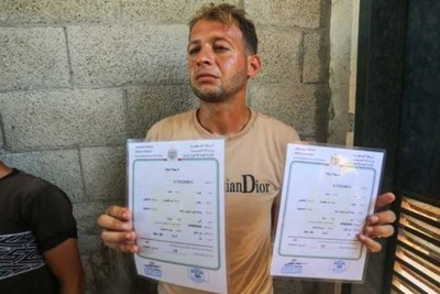 يوم تسلم شهادة ميلادهما.. فلسطيني يفقد توأميه بقصف إسرائيلي في غزة