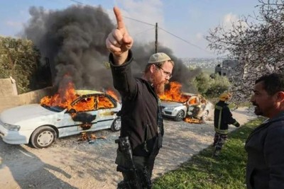 مستوطنون صهاينة يعتدون على مزارعين فلسطينيين بالضفة