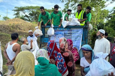 Rohingya refugees bring emergency aid to Bangladesh flood victims