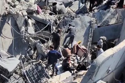 الاحتلال يقصف مخيم النصيرات وحي الزيتون ويفخخ مناطق ومباني جنوب شرق مدينة غزة