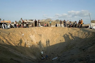 مجزرة في المواصي: عشرات الشهداء والجرحى في قصف بقنابل ثقيلة استهدف خيام النازحين