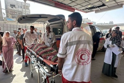بينهم طفلان.. استشهاد 5 فلسطينيين بقصف مدرسة تؤوي نازحين بغزة