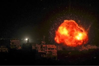 مجازر مروعة ضد النازحين.. الاحتلال يقصف مدرستين ومسجدا وسط القطاع