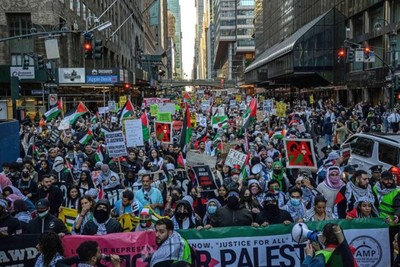 الآلاف يتظاهرون في نيويورك دعما لفلسطين في الذكرى السنوية لـ7 أكتوبر